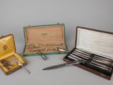 plusieurs types d'argenterie dans un coffret posé sur une table