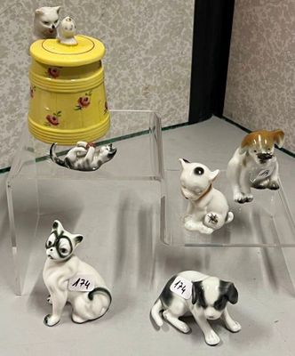 de nombreuses figurines exposées sur une table