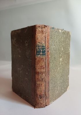 un vieux livre posé sur une table