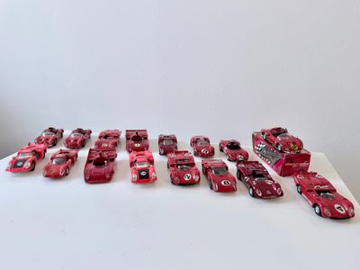 beaucoup de petites voitures rouges sur une table blanche