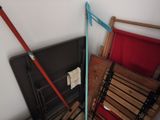 des toilettes et une chaise dans une petite pièce