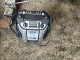 une radio posée par terre à côté d'une borne d'incendie