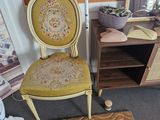 une chaise et un tapis dans une pièce aux murs orange