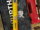 des outils posés par terre les uns à côté des autres