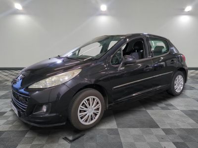 la photo d'une voiture noire garée dans un garage