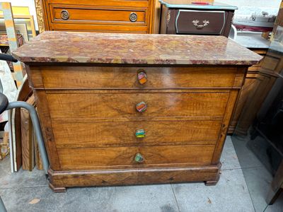 une commode en bois avec un plateau en marbre