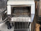 une image représentant un grille-pain posé sur une table