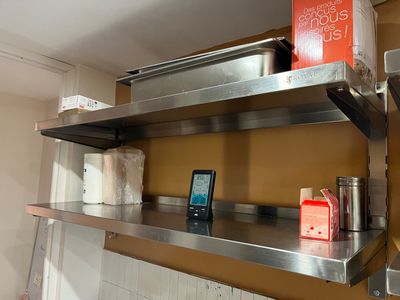 une étagère en métal sur laquelle est posé un téléphone