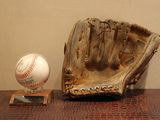 une balle de baseball et un gant posés sur une table