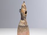 un petit vase posé sur une table