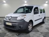 la photo d'une camionnette blanche garée dans un garage