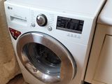 un lave-linge et un sèche-linge dans le coin d'une pièce