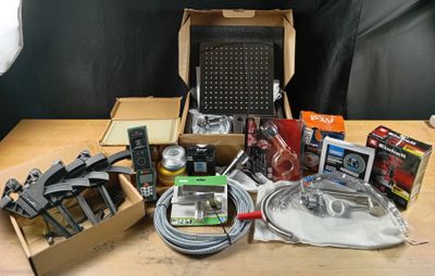 une boîte à outils posée sur une table à côté d'un ordinateur portable