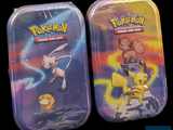 deux boîtes de cartes à collectionner Pokémon à l'intérieur