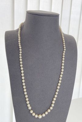 gros plan d'un collier sur un mannequin sur fond blanc