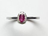 un gros plan d'une bague sertie d'un rubis
