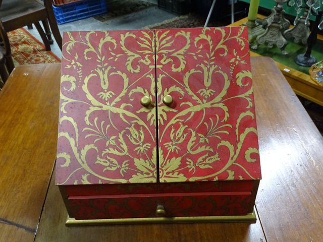 Coffret laqué rouge et or, ouvrant à un tiroir et deux abattants,...
