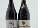 deux bouteilles de vin rouge posées l'une à côté de l'autre sur une table