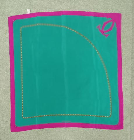 MUST DE CARTIER. Carrée de soie fond vert bordure rose. (Taches, 