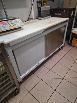 un plan de travail sur lequel est posé un ordinateur portable, dans une cuisine