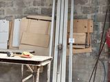 un établi au milieu d'une pièce où se trouvent de nombreux outils