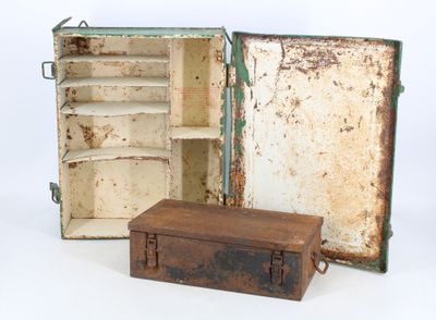 deux vieilles valises laissées ouvertes sur une surface blanche