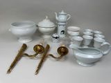 de nombreux objets blancs et dorés posés sur une table