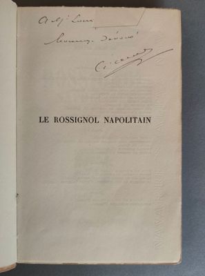 un livre ouvert avec une écriture dessus, posé sur une table
