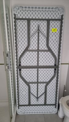 des toilettes et une cabine de douche dans une salle de bains