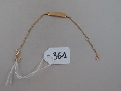 une photo d'un bracelet en or avec une étiquette de prix accrochée dessus