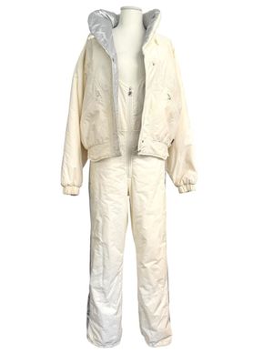 Combinaison de ski blanche avec capuche et pantalon sur mannequin, mannequin, mannequin, mannequin, mannequin, mannequin, mannequin, mannequin