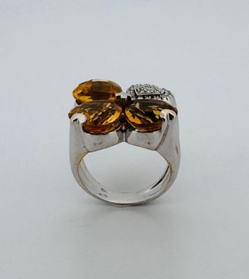 un gros plan d'une bague ornée de deux fleurs