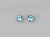une paire de boucles d'oreilles en topaze bleue sur fond blanc