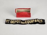une boîte rouge ornée d'un ruban noir et une boîte rouge sur laquelle est noué un ruban noir