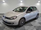 la volkswagen golf blanche est garée sur un carrelage à carreaux
