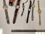 plein de montres et une règle sur la table