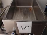 un lavabo en acier inoxydable sur lequel est apposée une étiquette de prix