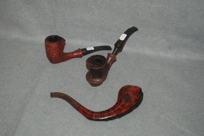 une photo montrant une pipe et un porte-pipe posés sur une table