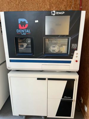 une machine posée sur une armoire