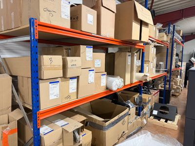 de nombreux cartons sur les étagères de l'entrepôt