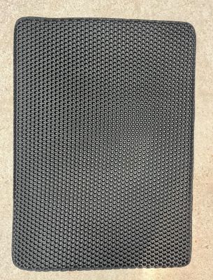 un gros plan sur un tapis noir posé au sol