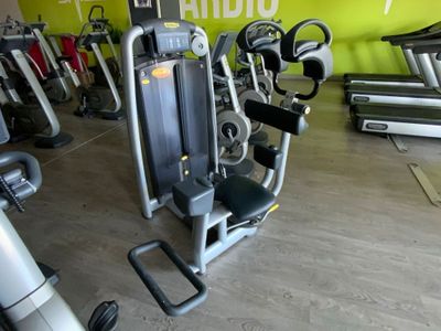 une salle de sport équipée de divers appareils de musculation