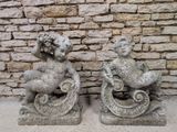 deux statues représentant un garçon et une fille sur une luge