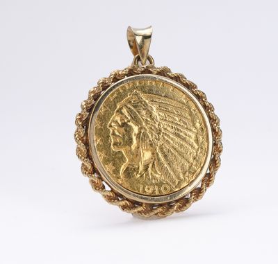 un pendentif en forme de pièce d'or sur lequel est représentée une tête d'Indien