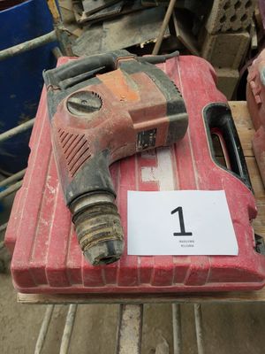 une boîte rouge sur laquelle est posée une perceuse