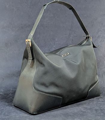 sac à bandoulière en cuir gris avec des finitions dorées et une bandoulière