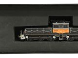 une image représentant une boîte noire avec un train noir et orange