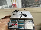 une machine posée sur une table devant une fenêtre