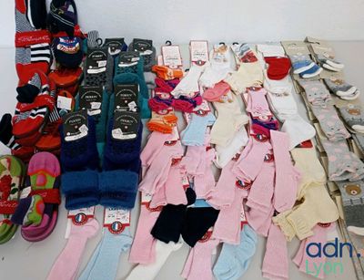 un tas de vêtements et d'autres objets par terre