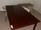 un bureau et une chaise dans une pièce dotée d'une fenêtre